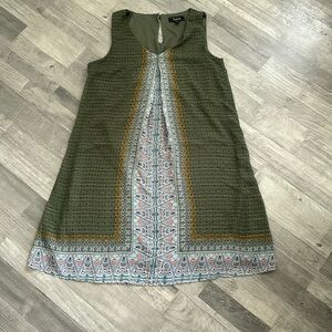 Lux II women sleeveless shift dress. Size 6. Olive green